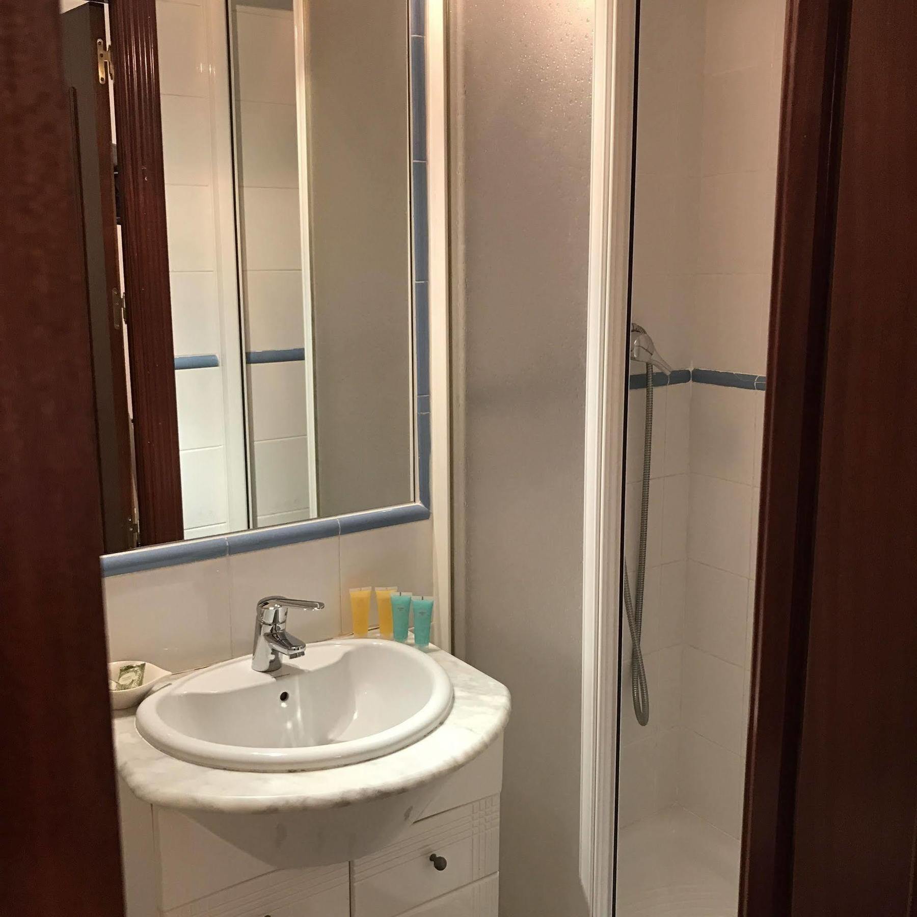 Hostal La Estrella Madryt Zewnętrze zdjęcie